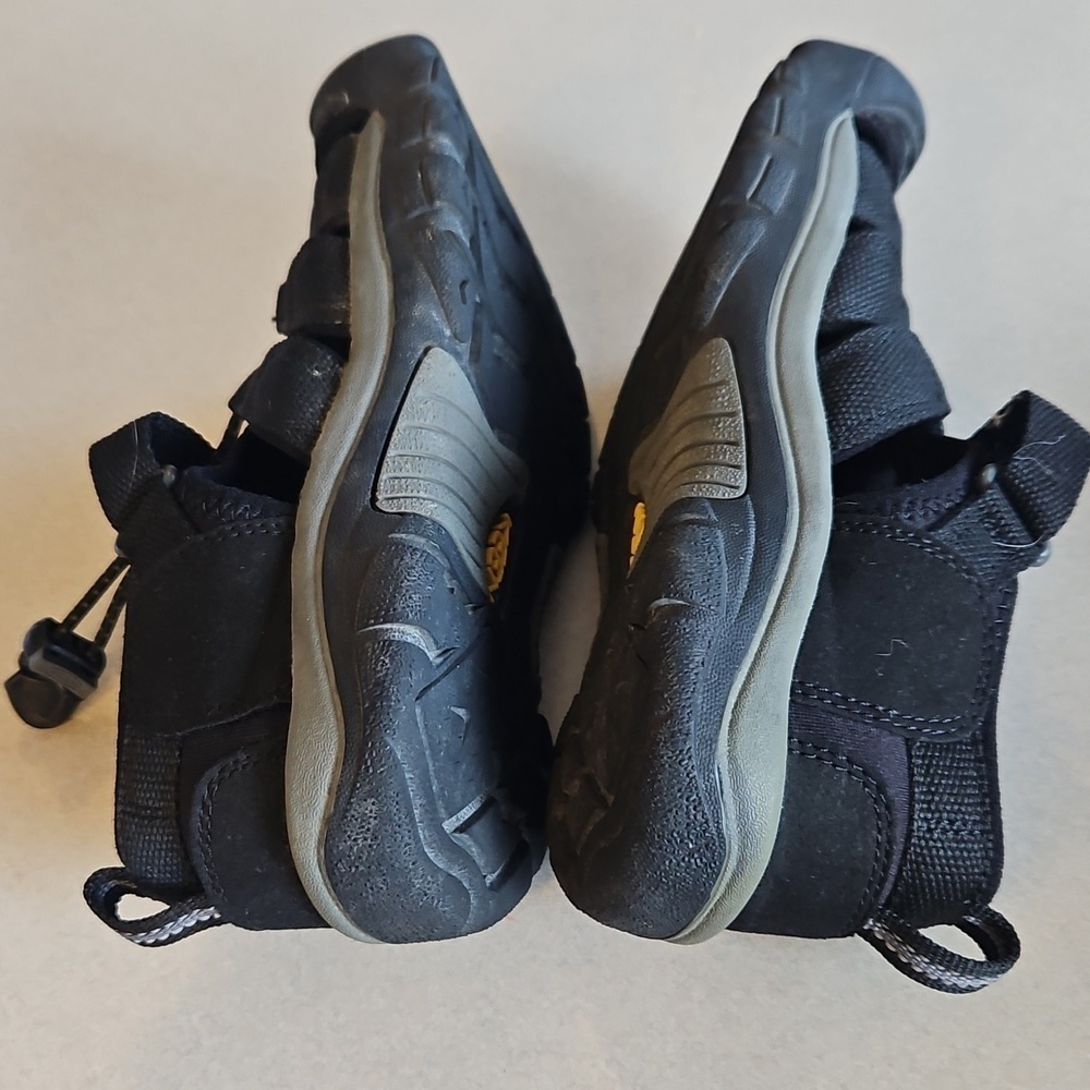 Keens Black And Grey Youth Sandals - Picture 7 of 14